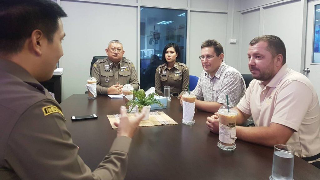 Maxime en entretien avec la Police Royale Thailandaise